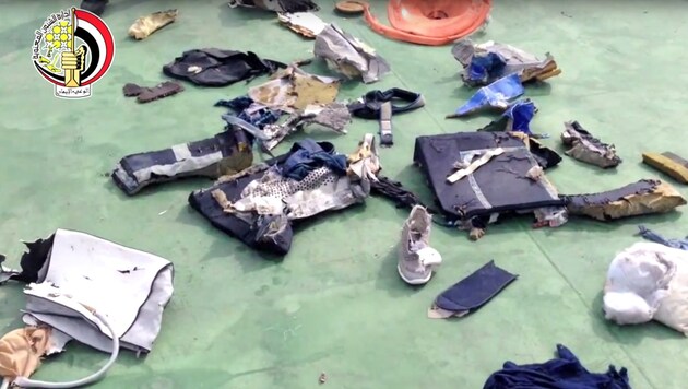 Wrackteile und Gegenstände aus dem Inneren des EgyptAir-Airbus (Bild: ASSOCIATED PRESS)