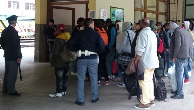 Illegale Einwanderer am Bahnhof Brenner (Bild: Hubert Rauth)