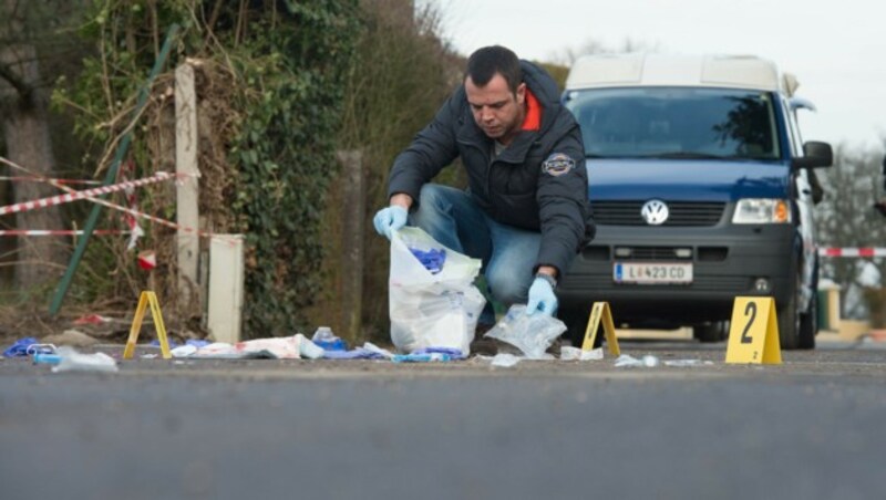 Die Spurensicherung am Tatort in Berg (Bild: fotokerschi.at)