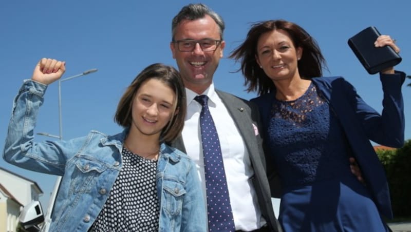 Norbert Hofer mit Tochter Anna-Sophie und Ehefrau Verena (Bild: Peter Tomschi)