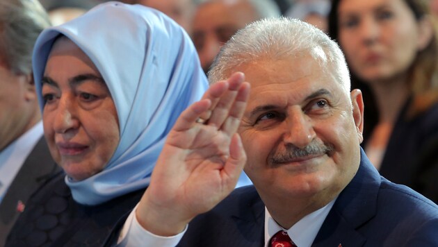 Binali Yildirim mit Ehefrau Semiha während des Sonderparteitags in Ankara (Bild: ASSOCIATED PRESS)