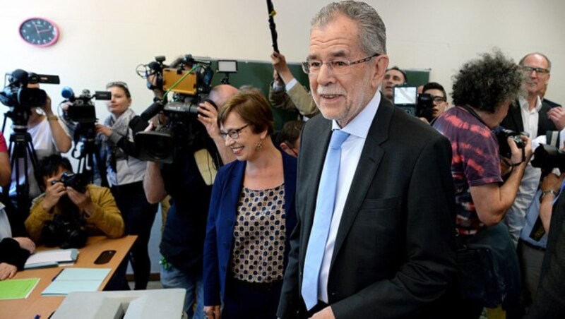 Alexander Van der Bellen bei der Stimmabgabe in Wien (Bild: APA/Roland Schlager)