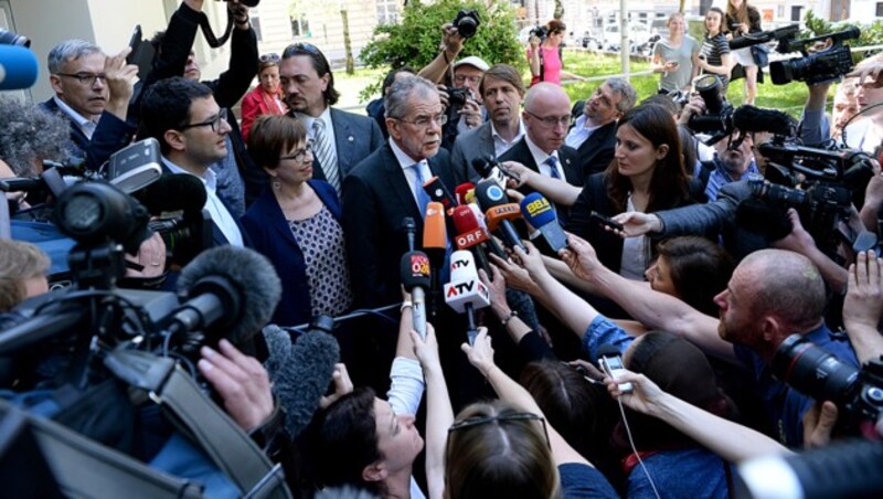 Alexander Van der Bellen bei der Stimmabgabe in Wien (Bild: APA/Roland Schlager)