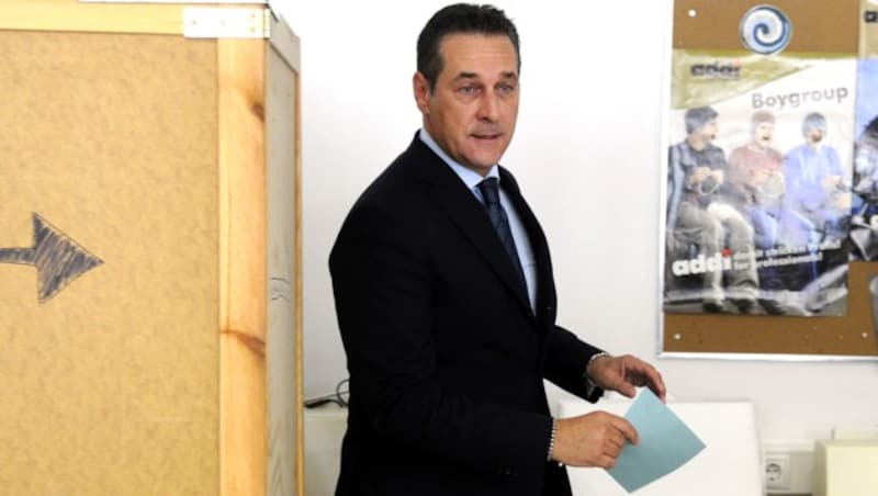 FPÖ-Chef Heinz-Christian Strache bei der Stimmabgabe in Wien (Bild: APA/Herbert Pfarrhofer)