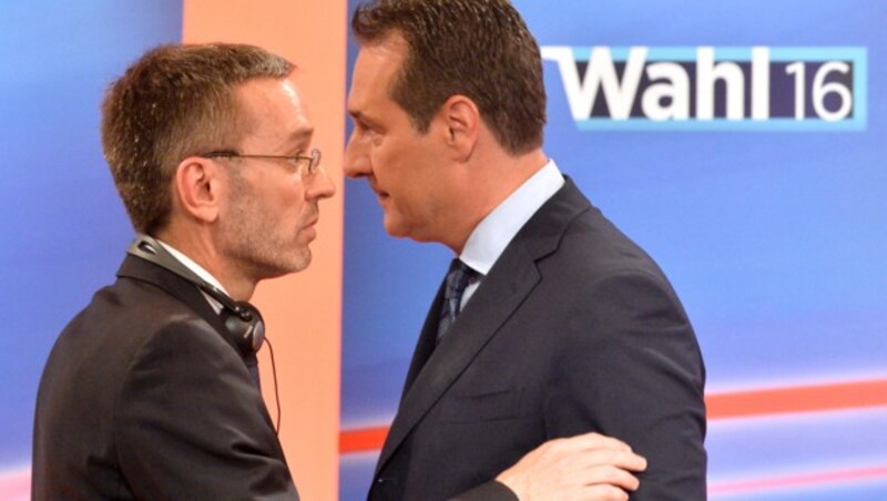 Anspannung bei FPÖ-Parteichef Heinz-Christian Strache (re.) und FPÖ-Generalsekretär Herbert Kickl (Bild: APA/Harald Schneider)