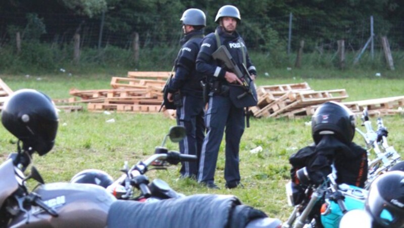 Schwer bewaffnete Polizisten sicherten das Gelände nahe Nenzing. (Bild: APA/RONALD VLACH)