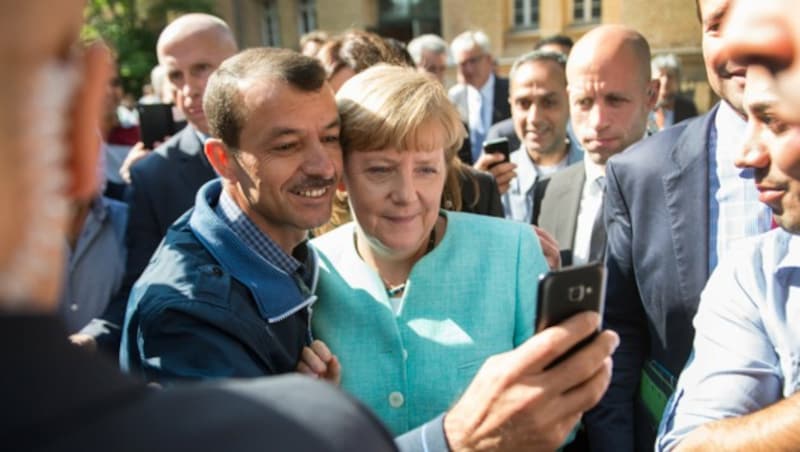 Sinnbild für Merkels "Willkommenskultur": Flüchtlings-Selfies vor der Kaserne in Berlin-Spandau (Bild: APA/dpa/Bernd Von Jutrczenka)