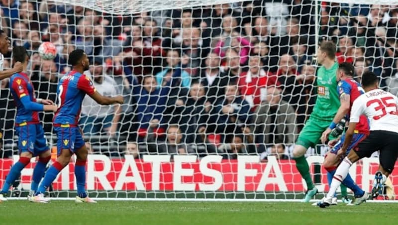 Schuss ins Glück: Dieser Super-Volley von Lingard rettete Manchester. (Bild: AFP)