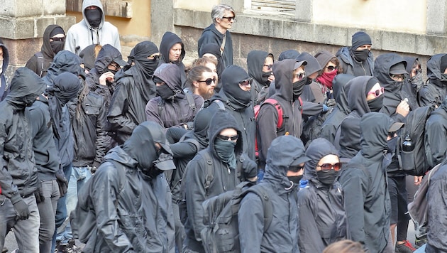 Diese Demonstranten, aufgenommen vor 14 Tagen, wurden dem Namen "Schwarzer Block" gerecht. (Bild: Christof Birbaumer/Kronenzeitung)