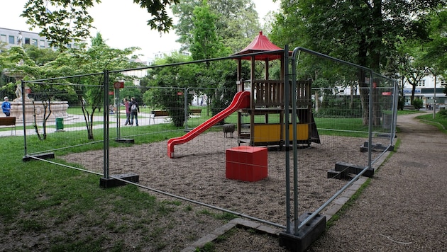 Der betroffene Spielplatz im Hessenpark wurde nun gesperrt - zum Leid vieler Eltern! (Bild: Chris Koller)