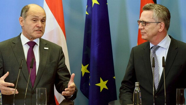 Innenminister Wolfgang Sobotka und sein deutscher Amtskollege Thomas de Maiziere in Brüssel (Bild: APA/AFP/dpa/Ralf Hirschberger)