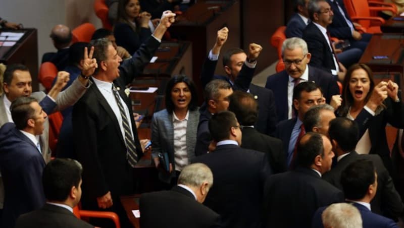 Oppositionspolitiker protestieren während der Abstimmung über die Aufhebung der Immunität. (Bild: APA/AFP/ADEM ALTAN)