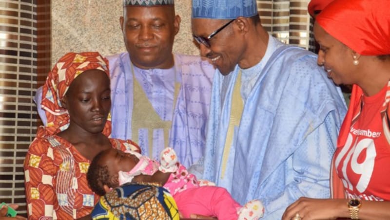 Amina Ali Nkeki mit ihrer Tochter bei Nigerias Präsident Muhammadu Buhari (Bild: ASSOCIATED PRESS)