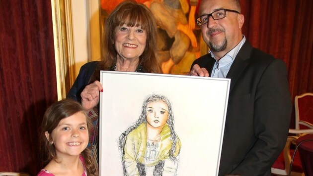 Larot mit krone.at-Chefredakteur Richard Schmitt und dessen Tochter Alma, die gezeichnet wurde. (Bild: Kristian Bissuti)