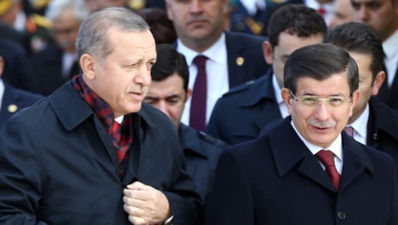 Ex-Ministerpräsident Davutoglu (re.) liegt mit Präsident Erdogan im Clinch. (Bild: APA/AFP/ADEM ALTAN)