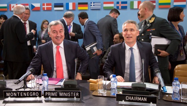 NATO-Chef Jens Stoltenberg (re.) mit dem montenegrinischen Regierungschef Milo Dukanovic (Bild: ASSOCIATED PRESS)