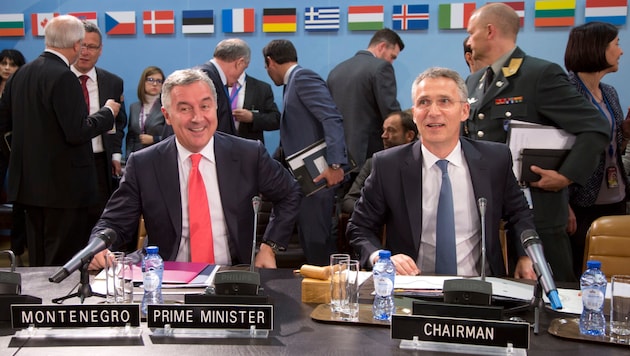 NATO-Chef Jens Stoltenberg (re.) mit dem montenegrinischen Regierungschef Milo Dukanovic (Bild: ASSOCIATED PRESS)