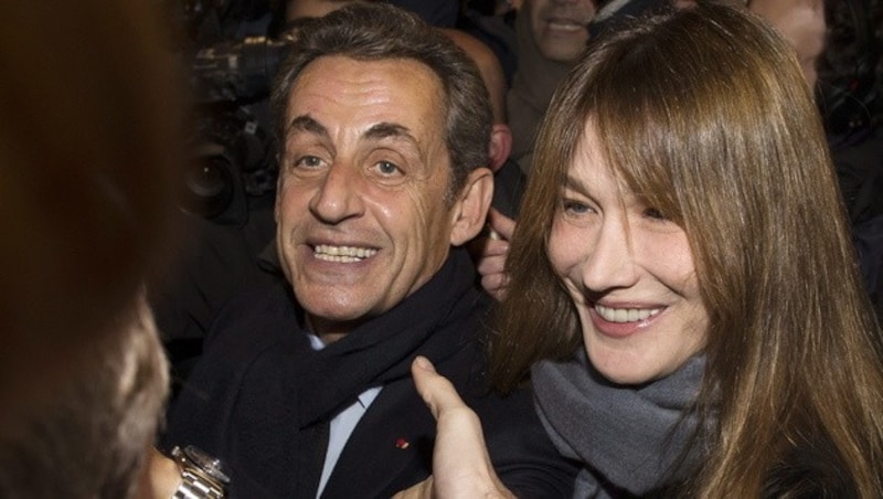 Nicolas Sarkozy mit Gattin Carla Bruni (Bild: APA/EPA/IAN LANGSDON)