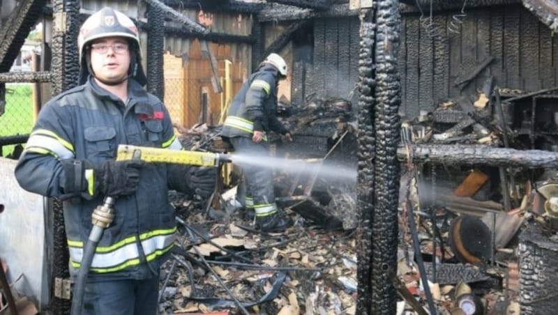 Ein Feuerwehrmann bei den Nachlöscharbeiten (Bild: Stadtfeuerwehr Oberwart)