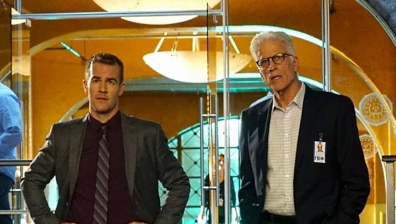 James Van Der Beek und Ted Danson (Bild: CBS)