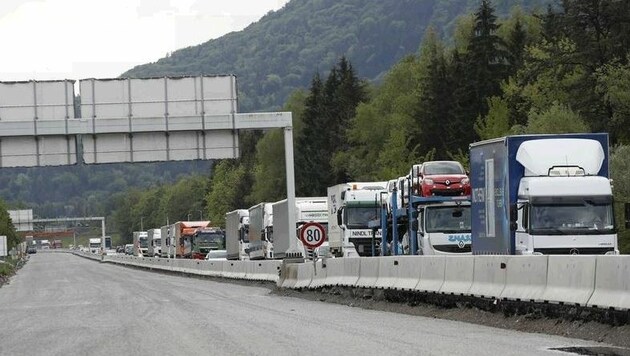 Der Stau in Fahrtrichtung Salzburg reichte teilweise bis zu 15 Kilometer bis nach Golling zurück. (Bild: Markus Tschepp)