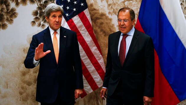 Die Außenminister der USA und Russlands, John Kerry (li.) und Sergej Lawrow, in Wien (Bild: AP)
