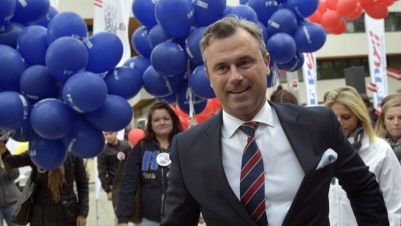 Norbert Hofer am Weg zur Diskussion mit Alexander Van der Bellen (Bild: APA/HANS PUNZ)