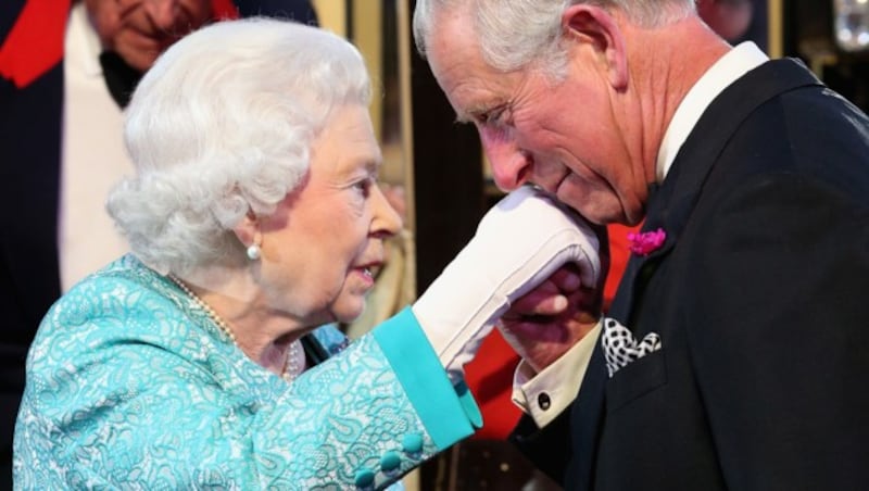 Prinz Charles küsst seiner Mutter Queen Elizabeth die Hand. (Bild: AP)