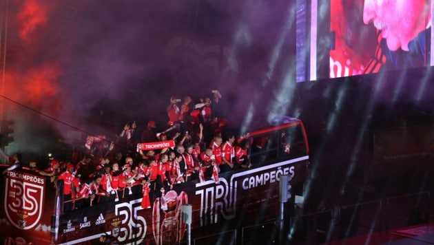 Auch für die Benfica-Stars ging's im offenen Bus durch die Stadt. (Bild: AP)