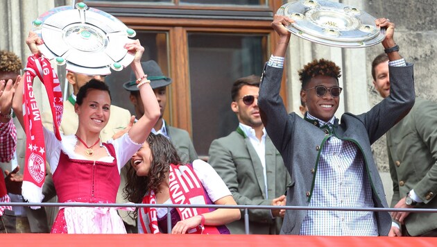 Bei Bayern feierte das Herren-Team gemeinsam mit dem Damen-Team. Hier Alaba mit Viki Schnaderbeck (Bild: APA/dpa/Karl-Josef Hildenbrand)