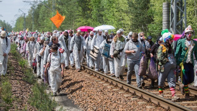 Aktivisten besetzen die Gleisanlagen des Braunkohle-Tagebaus in Welzow. (Bild: AP)