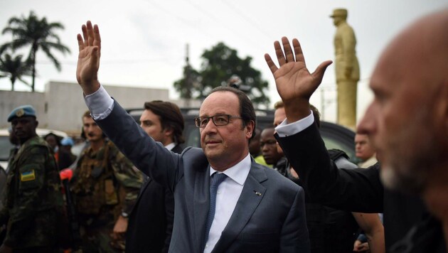 Präsident Francois Hollande während seines Kurzbesuchs in der Zentralafrikanischen Republik (Bild: APA/AFP/POOL/STEPHANE DE SAKUTIN)