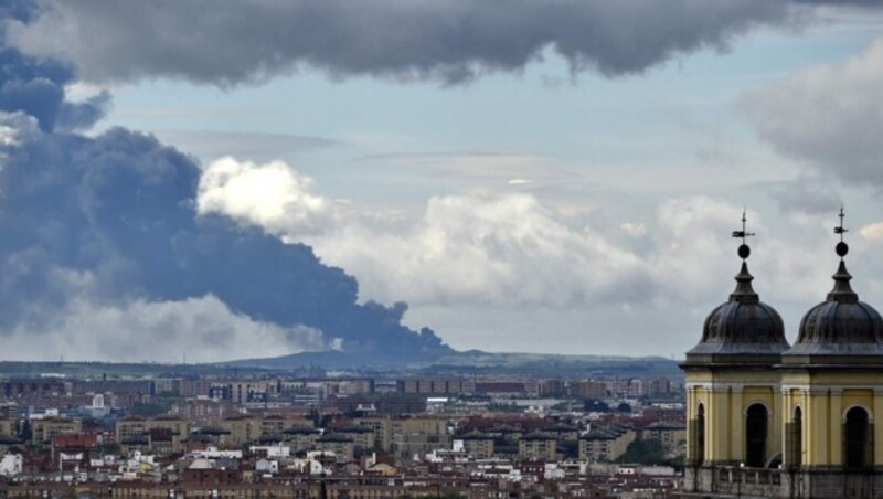 Der schwarze Rauch war auch in Madrid zu sehen. (Bild: APA/AFP/GERARD JULIEN)