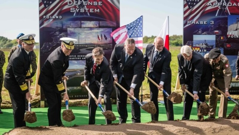 Hochrangige Militärs und Minister der USA und Polens bei der Grundsteinlegung in Redzikowo (Bild: APA/AFP/AFP PHOTO/WOJTEK RADWANSKI)