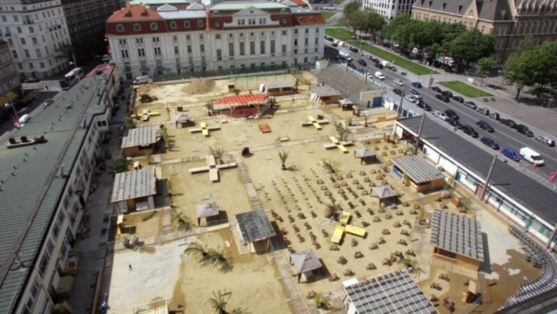 Im Sommer wird das eisige Areal zur sandigen Beach-Zone "Sand in the City". (Bild: Andi Schiel)