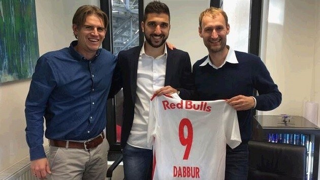 Mit Dabbur (Mitte) hoffen Freund (li.) und Sauer echte Sturm-Hilfe für Soriano gekauft zu haben. (Bild: Red Bull Salzburg)