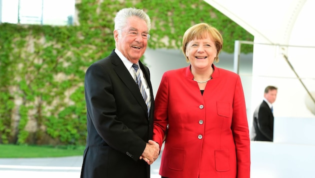 Eine seiner letzten Auslandsreisen führte Fischer zu Kanzlerin Merkel nach Berlin. (Bild: APA/AFP/TOBIAS SCHWARZ)