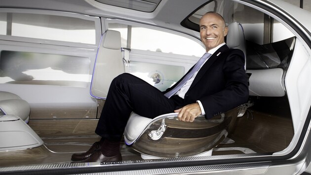 Verkehrsminister Klug beim Probesitzen im autonomen "F015 Luxury in Motion" von Mercedes Benz. (Bild: APA/BMVIT/HUDIG)