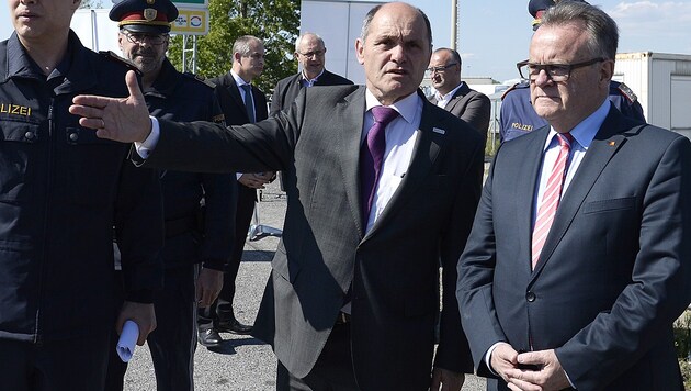 Innenminister Sobotka mit Landeshauptmann Niessl an der burgenländischen Grenze (Bild: APA/ROBERT JAEGER)