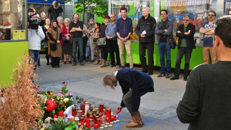 Im Gedenken an Maria E. kamen am Tatort rund 80 Trauergäste zusammen. (Bild: Caritas Wien)