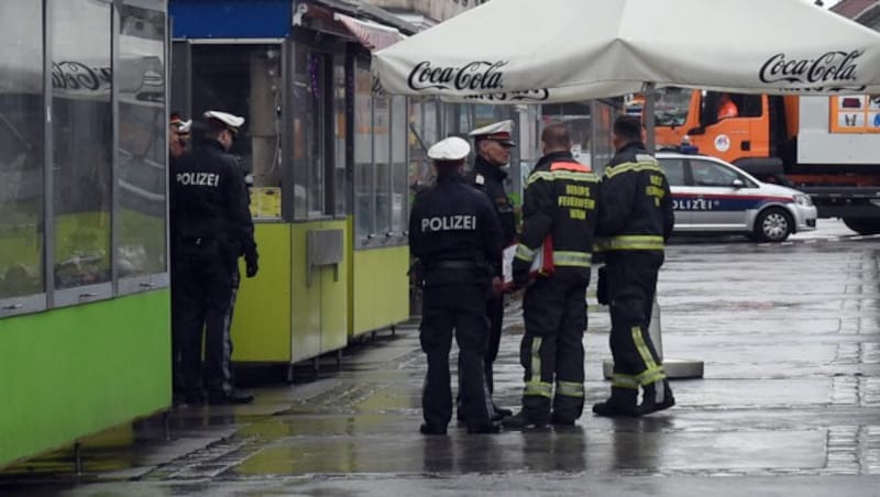 Polizisten am Tatort in Wien-Ottakring (Bild: APA/HERBERT P. OCZERET)