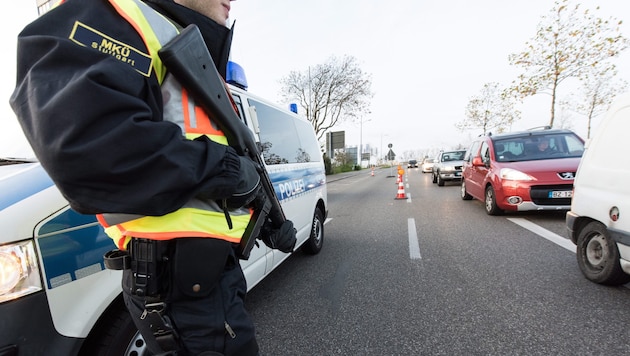 Verschärfte Kontrollen an der französisch-deutschen Grenze (Bild: APA/EPA/PATRICK SEEGER)