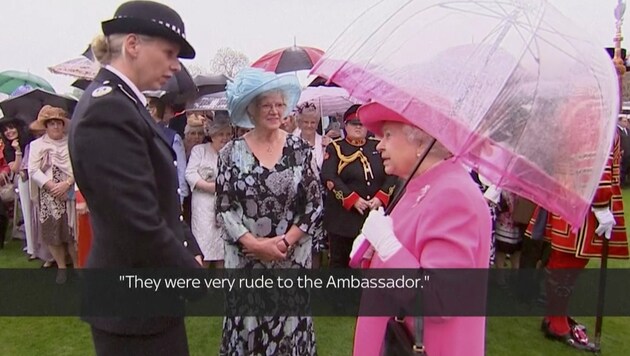 Die Queen im Gespräch mit Polizeibeamtin Lucy D'Orsi. (Bild: Associated Press)