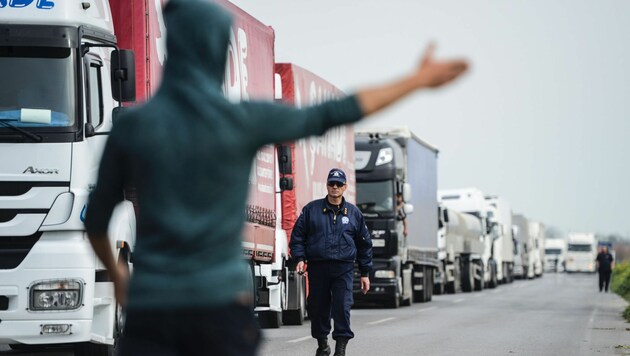 Protestierender Flüchtling auf der Autobahn in der Nähe der griechisch-mazedonischen Grenze (Bild: APA/AFP/BULENT KILIC)