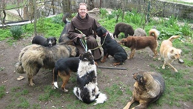 Father Anthony ist ein Mönch, der Tiere über alles liebt. (Bild: Animal Care International)