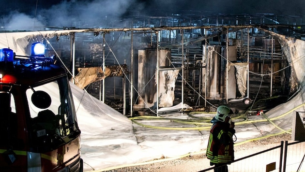 Die Flüchtlingsunterkunft war nicht mehr zu retten. Verletzt wurde aber niemand. (Bild: EPA)