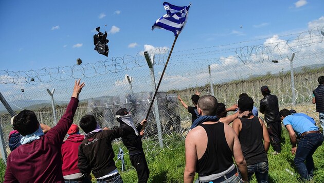 Schauplatz Idomeni: Wütende syrische Flüchtlinge wollen von Griechenland weiter nach Mazedonien. (Bild: APA/AFP/BULENT KILIC)