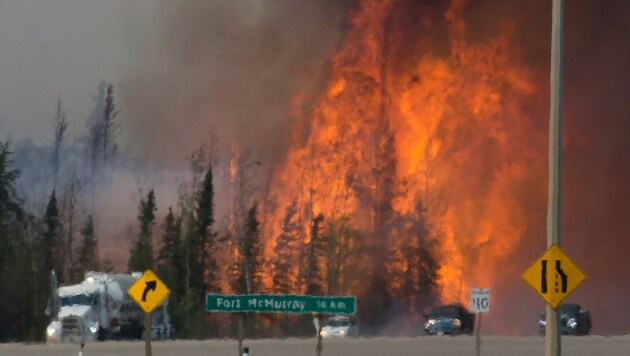 Bewohner verlassen die brennende Stadt Fort McMurray. (Bild: ASSOCIATED PRESS)