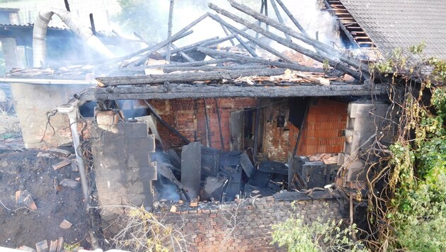 Die Feuerwehren verhinderten ein Übergreifen der Flammen auf das Wohnhaus (Bild: FF Loipersdorf)