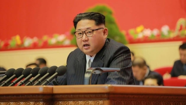 Nordkoreas Machthaber Kim Jong Un bei einer Rede anlässlich des Kongresses seiner Arbeiterpartei (Bild: APA/AFP/KCNA)